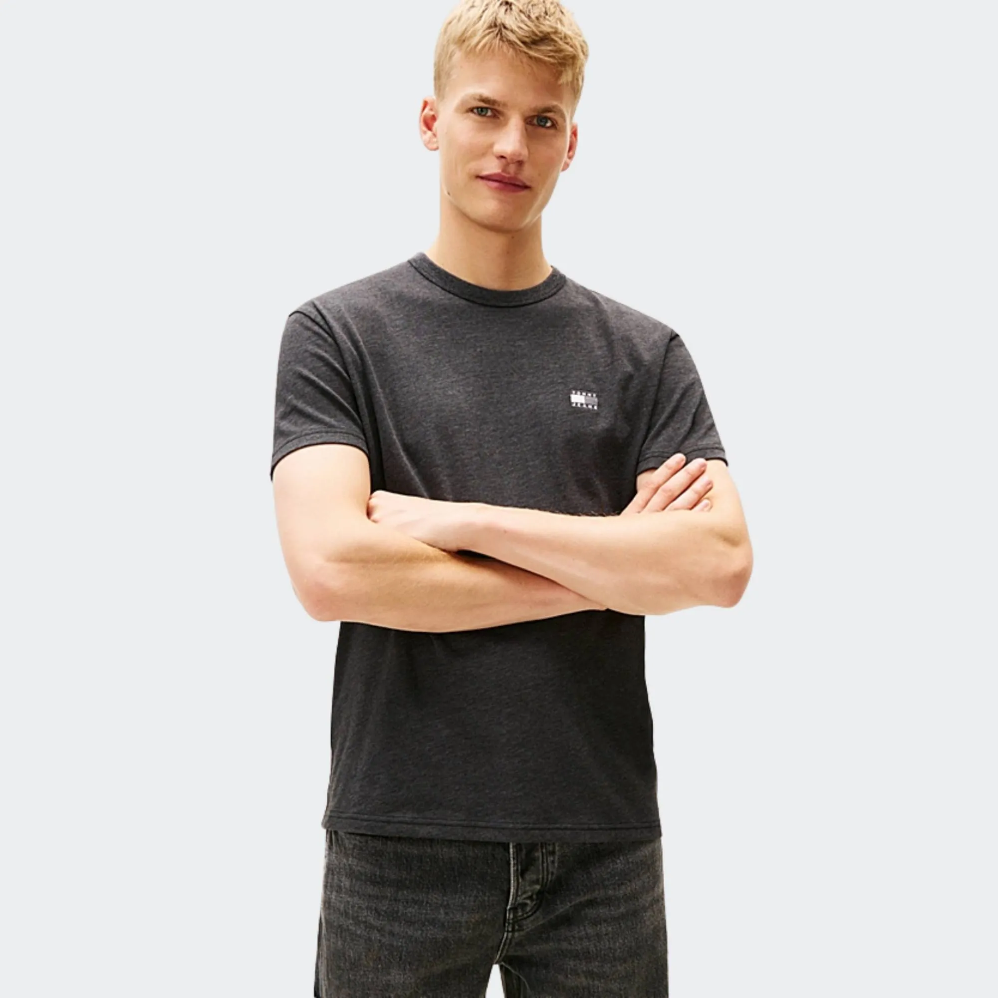 TOMMY JEANS REGULAR BADGE TEE