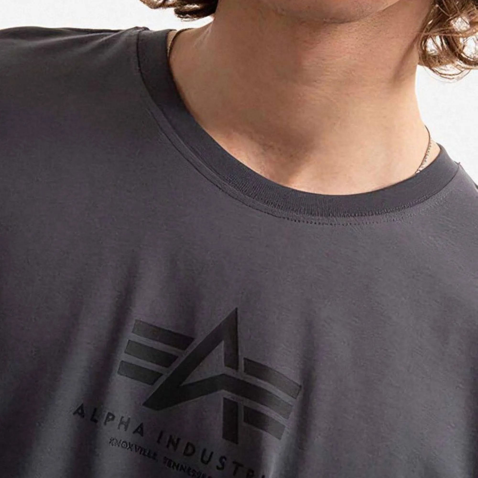 ALPHA INDUSTRIES BASIC MID LOGO T-SHIRT
