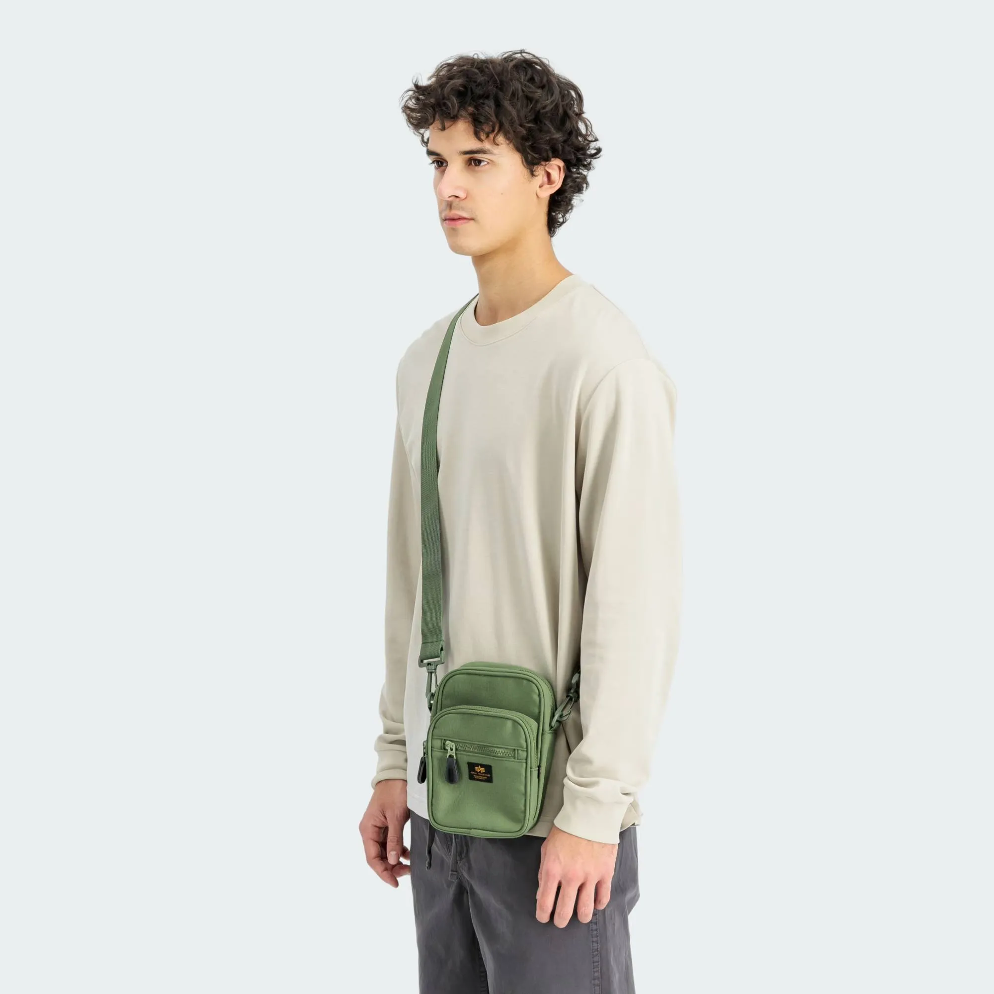 ALPHA INDUSTRIES LABEL MESSENGER BAG