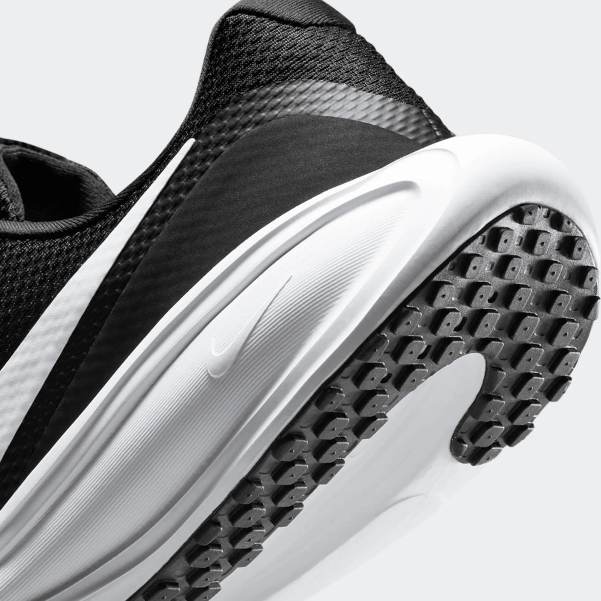 NIKE REVOLUTION 8