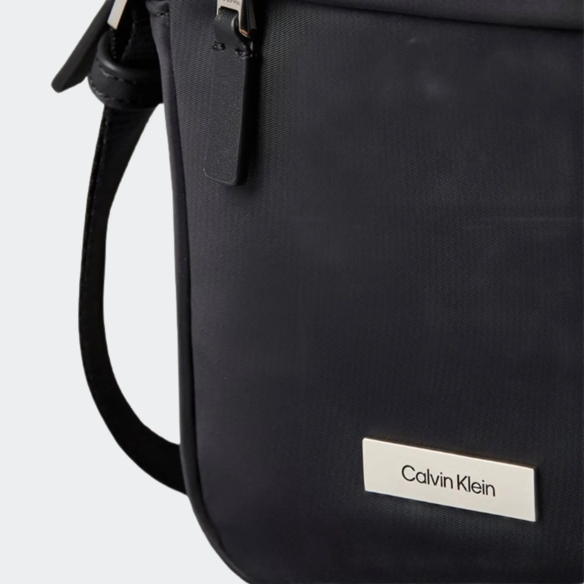 CALVIN KLEIN JEANS SLEEK REPORTER