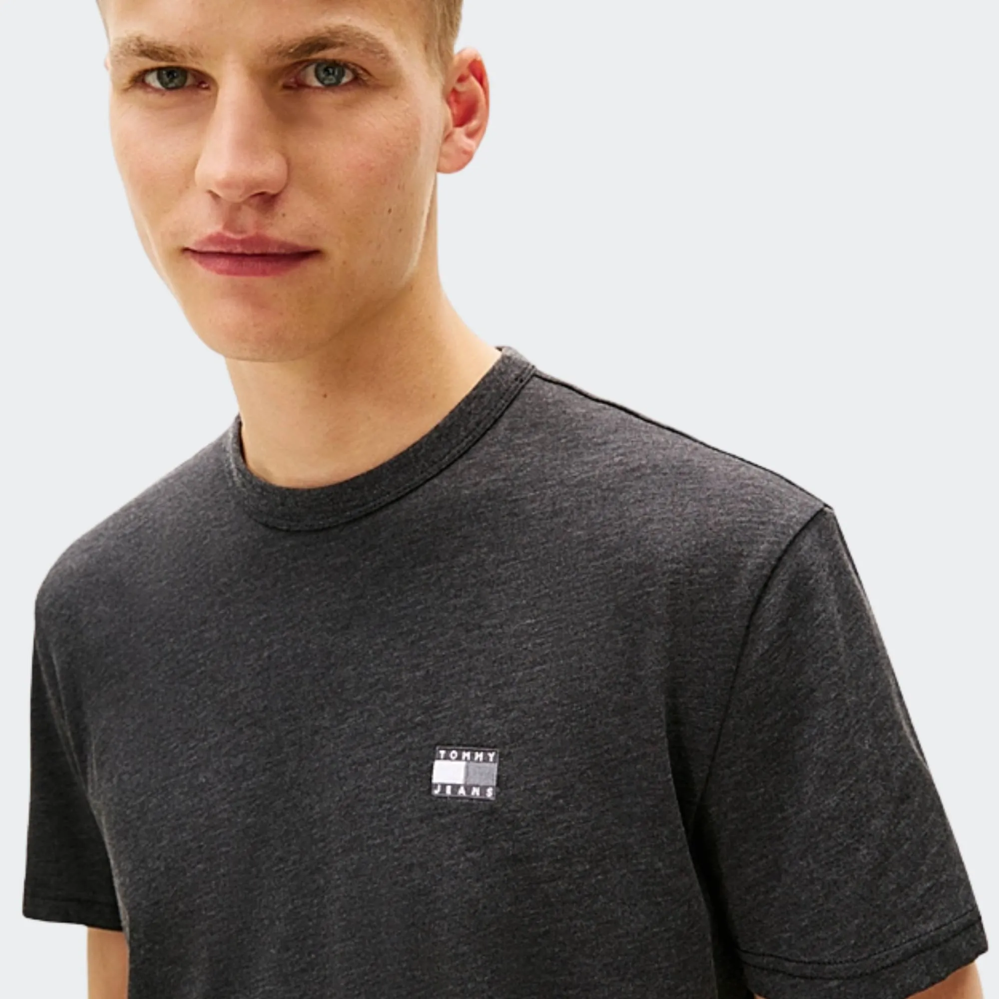 TOMMY JEANS REGULAR BADGE TEE