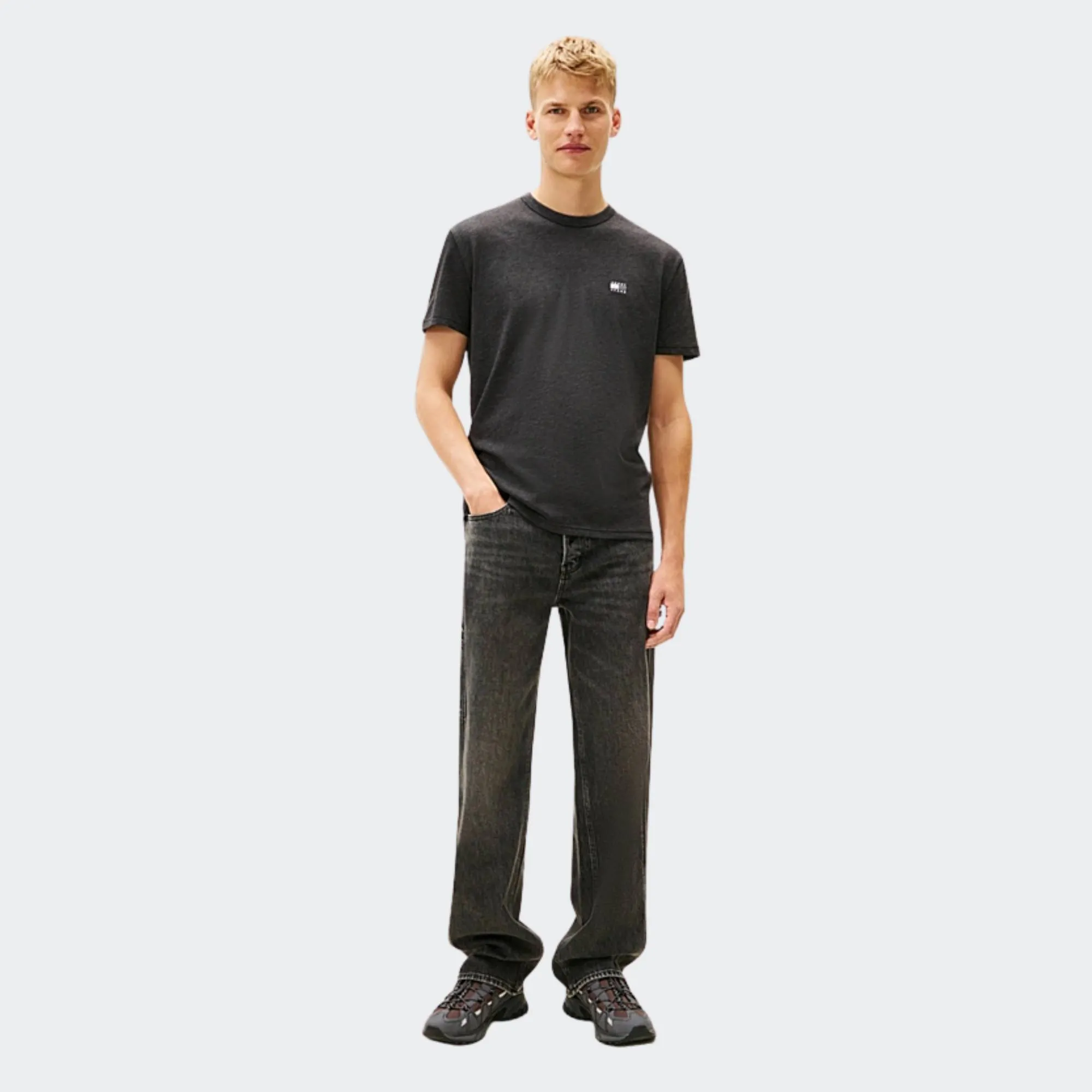 TOMMY JEANS REGULAR BADGE TEE