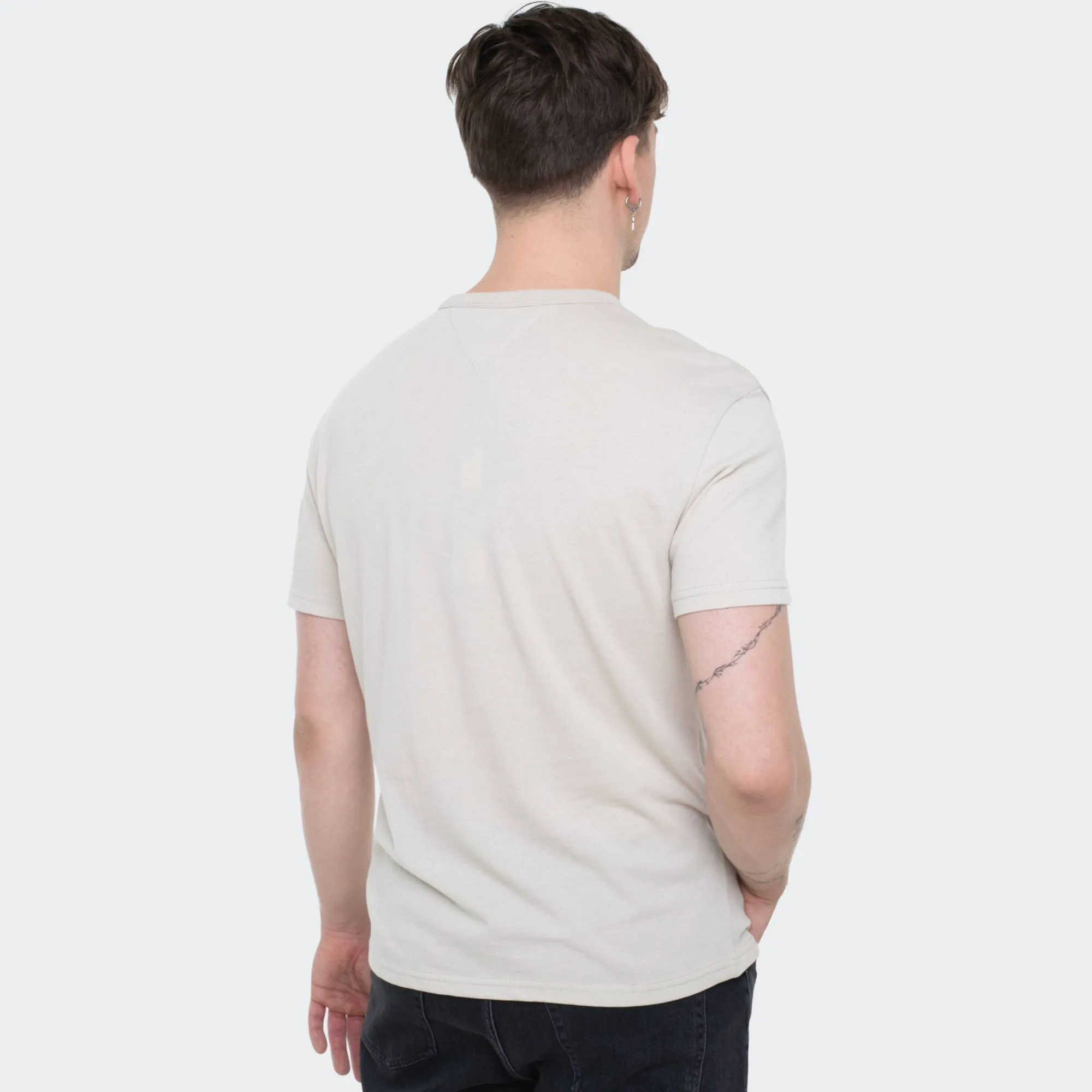 TOMMY JEANS REGULAR BADGE TEE