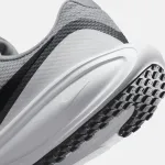 NIKE REVOLUTION 8
