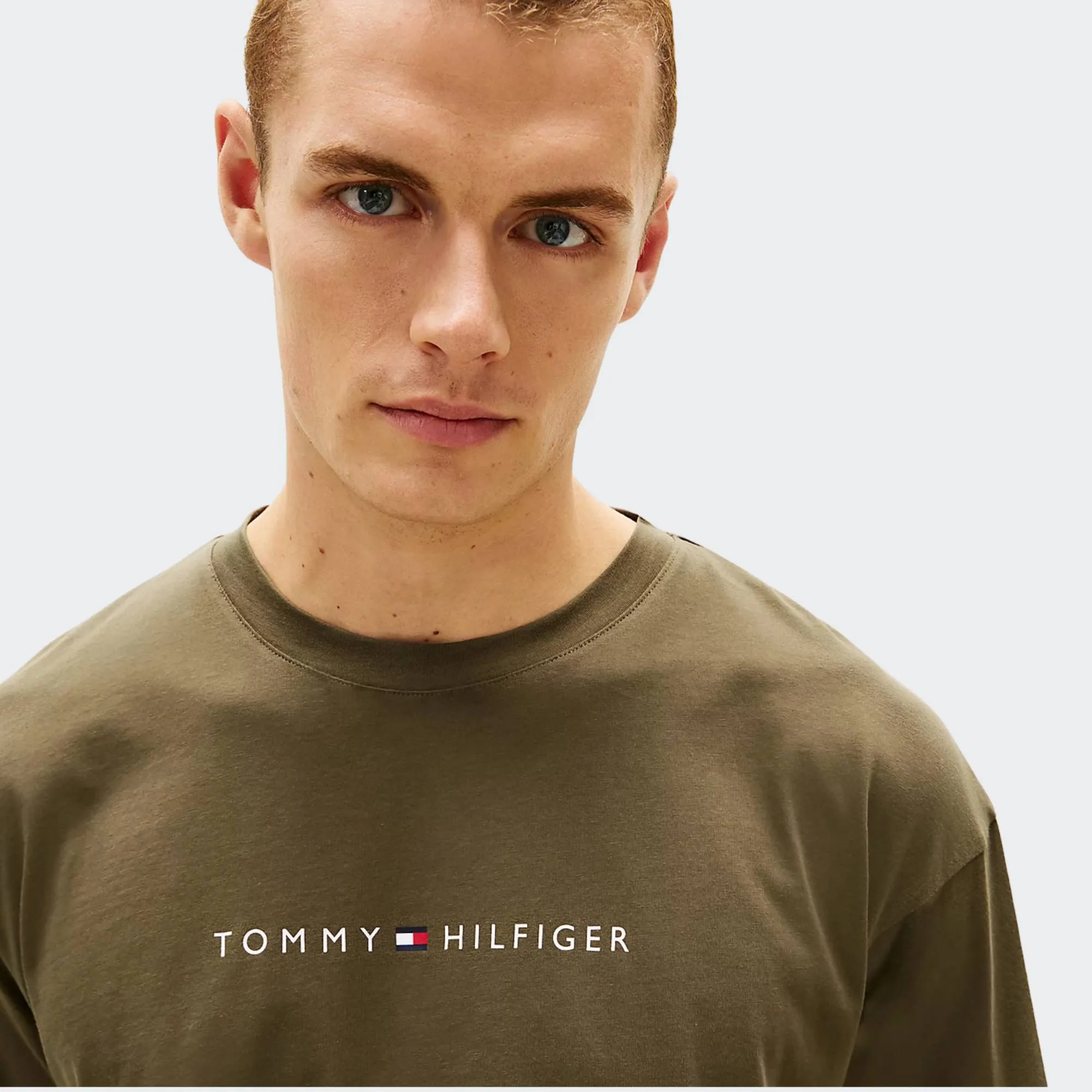 TOMMY JEANS LOGO TEE