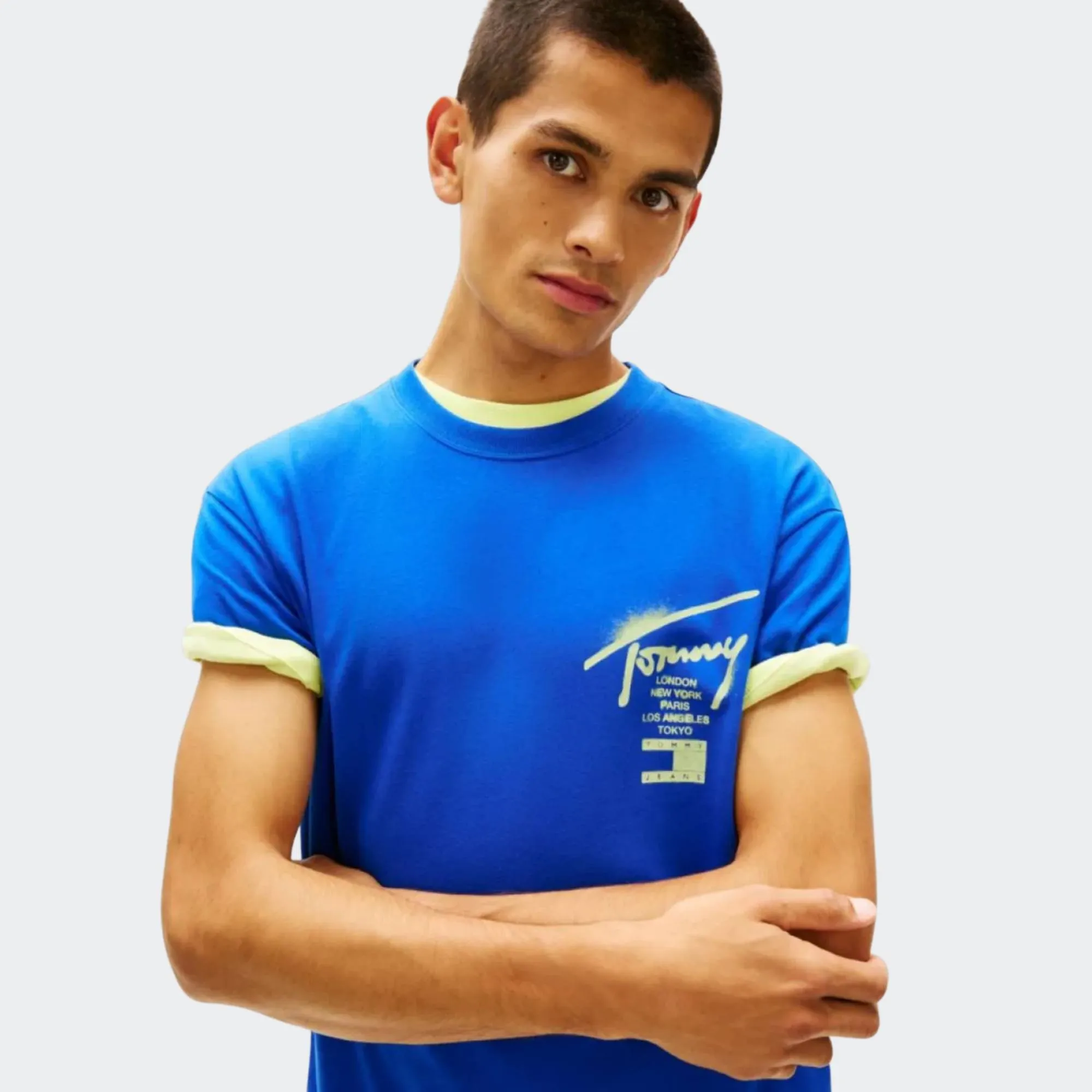 TOMMY JEANS CITY SIGN TEE