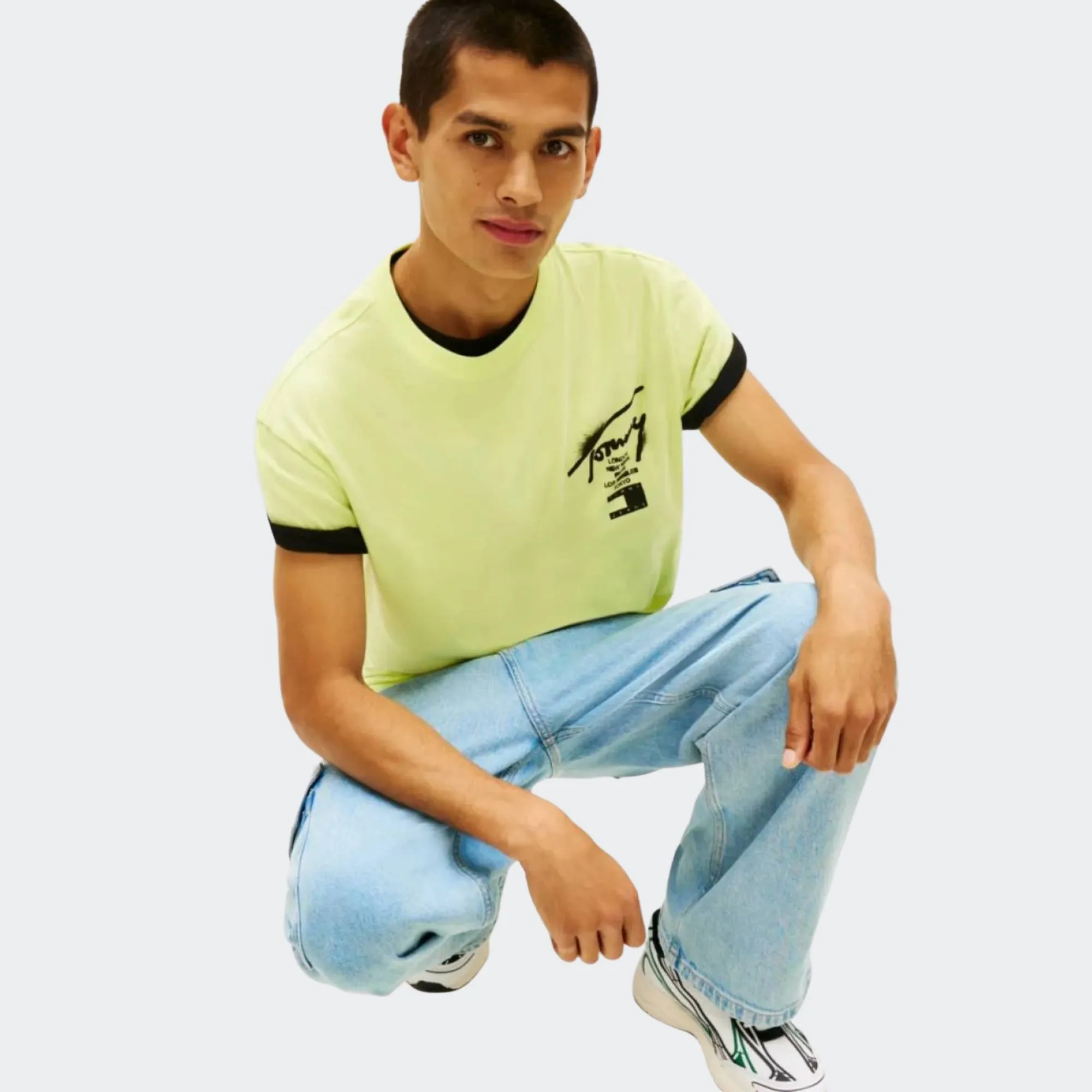 TOMMY JEANS CITY SIGN TEE