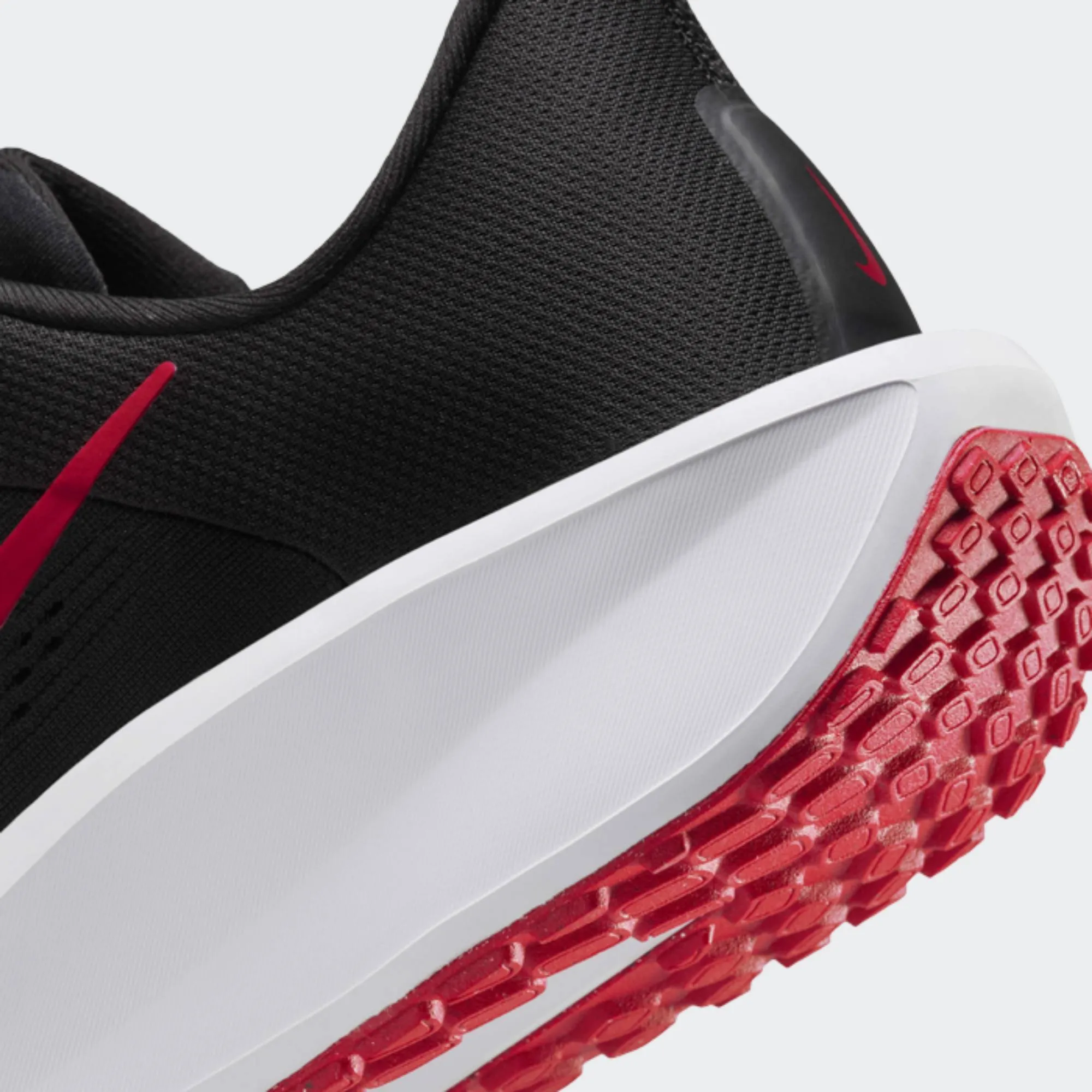 NIKE QUEST 6