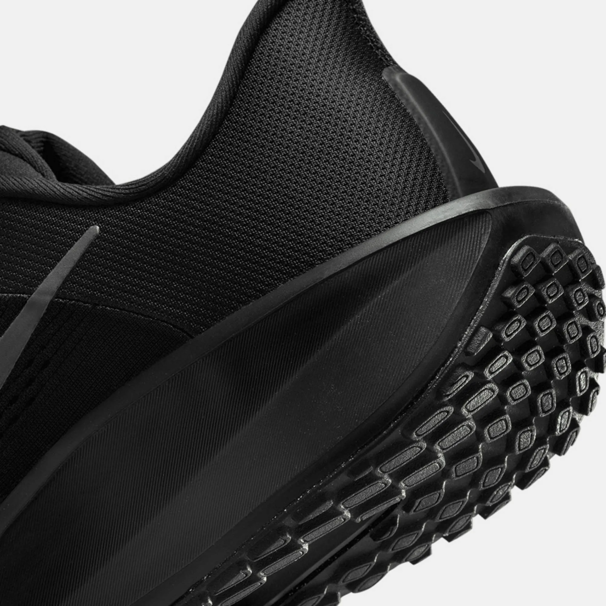 NIKE QUEST 6