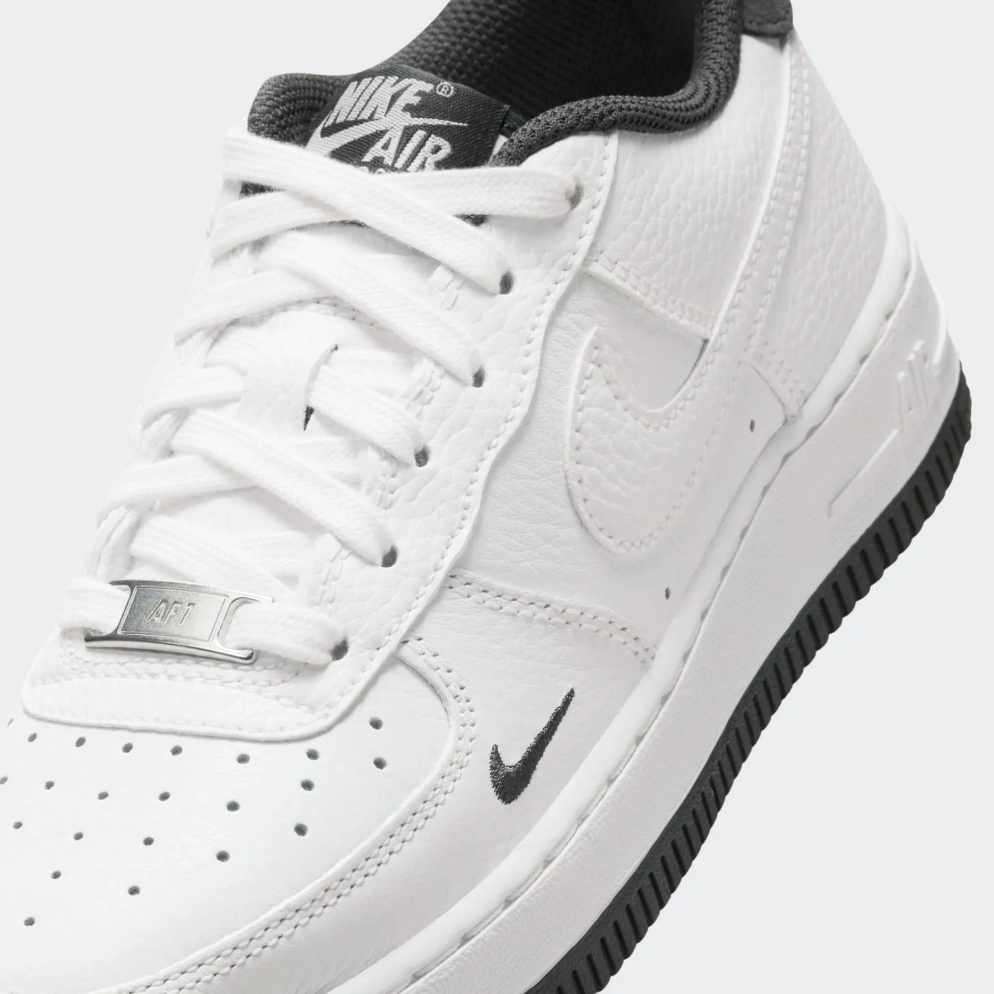 NIKE AIR FORCE 1 LV8