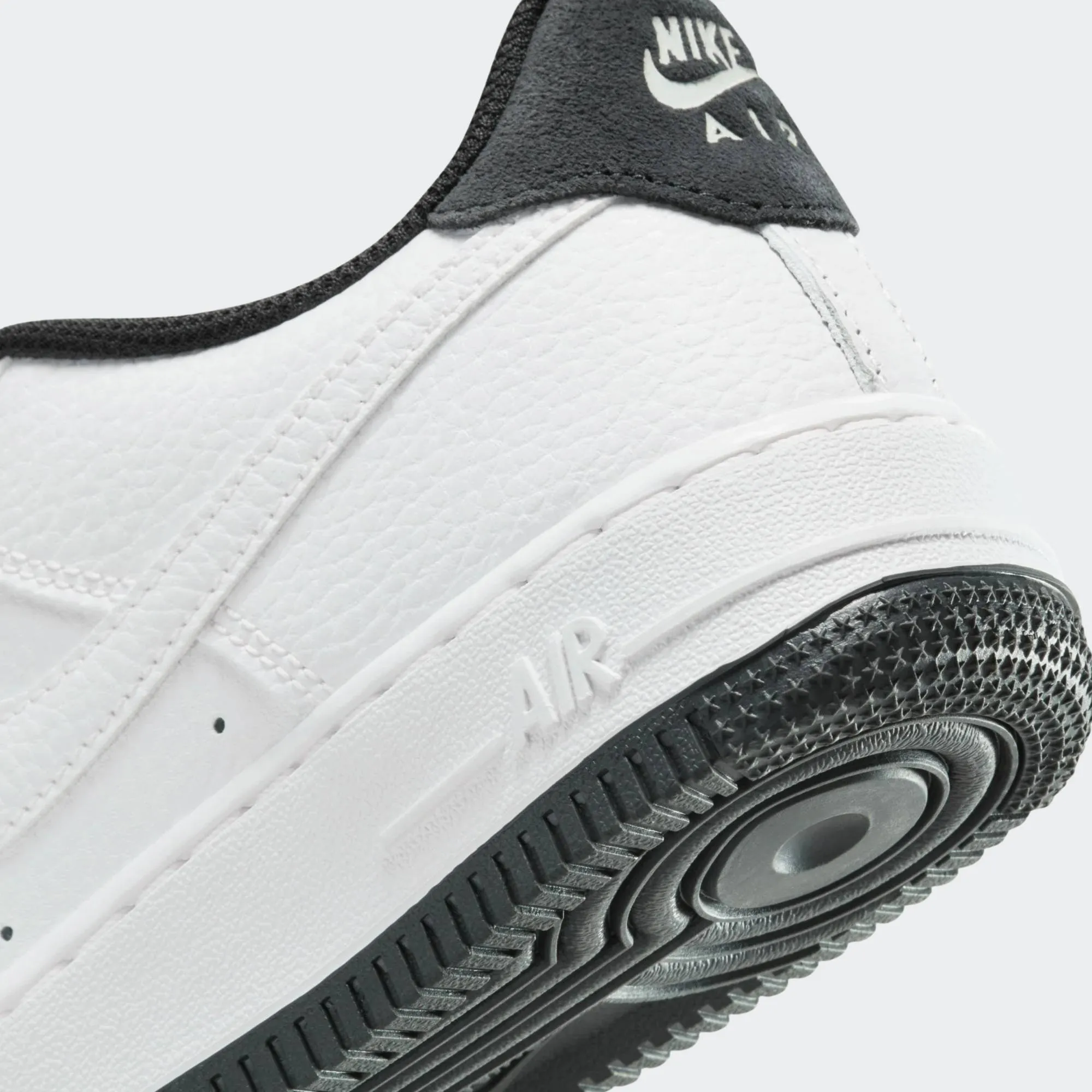 NIKE AIR FORCE 1 LV8