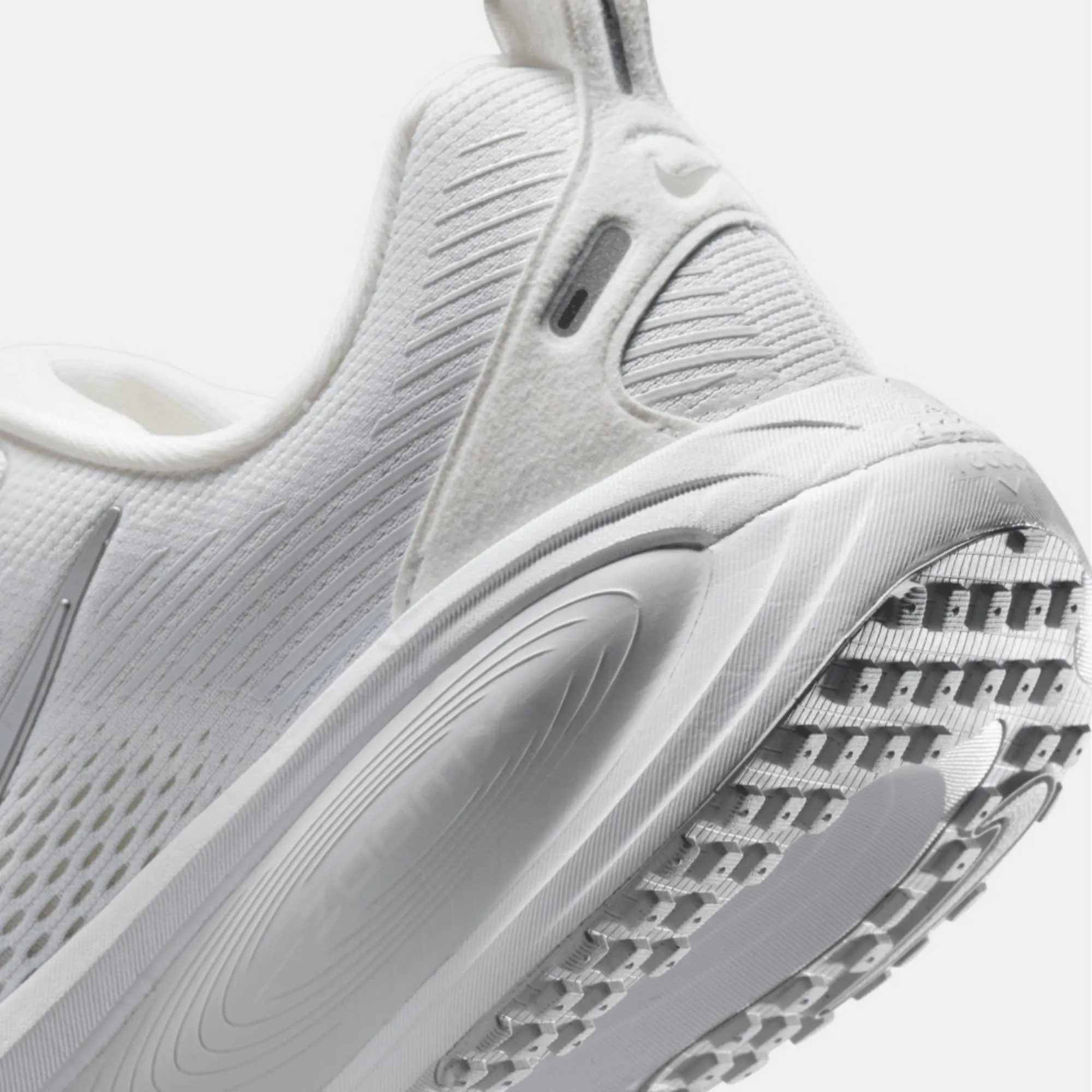 NIKE WOMENS VOMERO 18