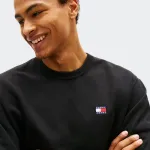 TOMMY JEANS MENS REGULAR BADGE CREW