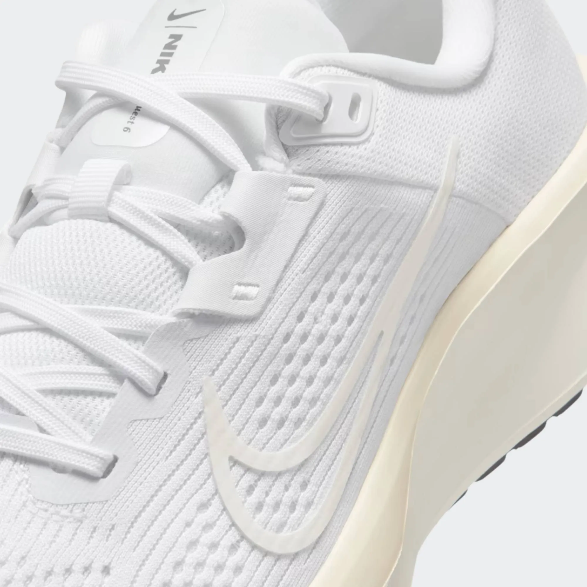 NIKE WOMENS QUEST 6