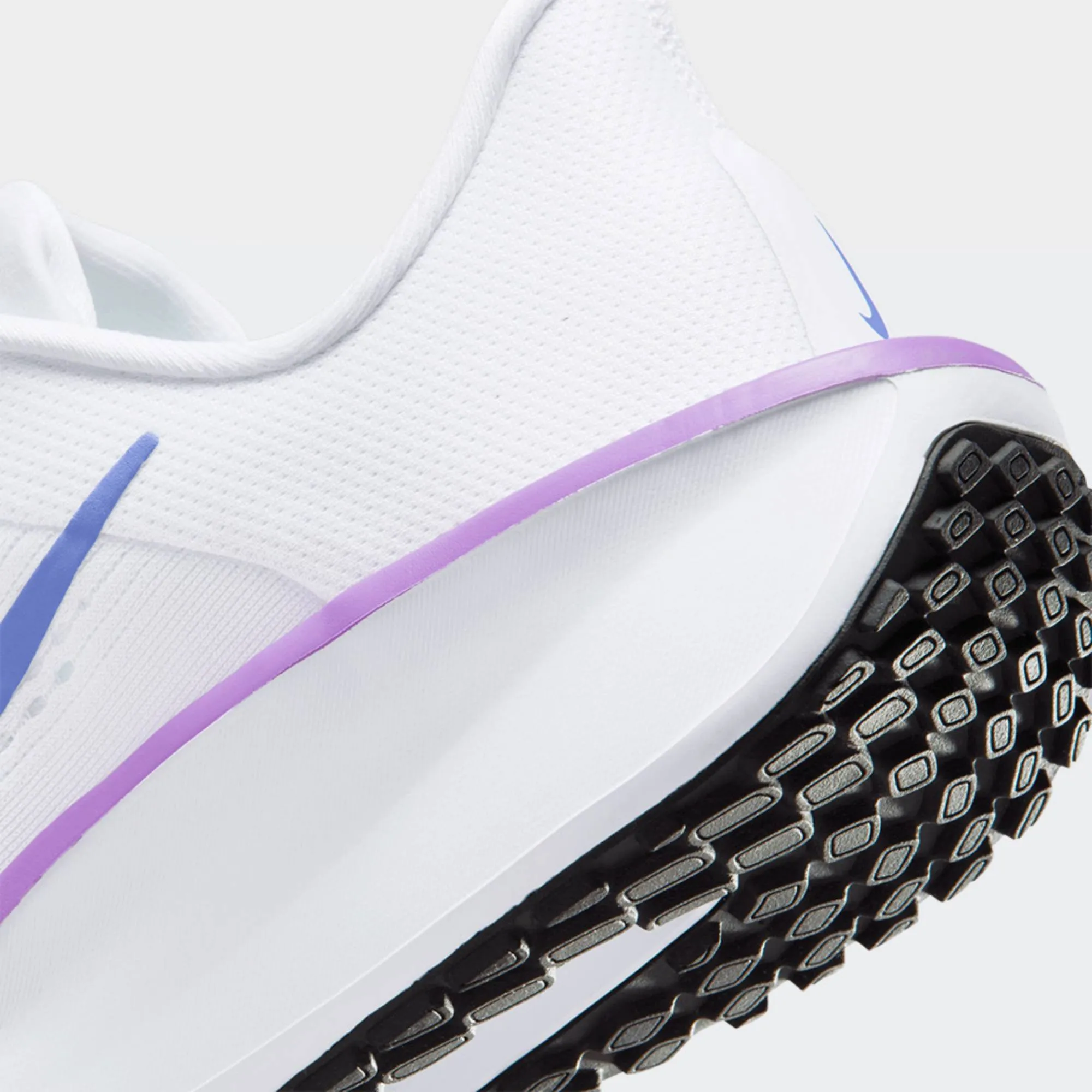 NIKE WOMENS QUEST 6